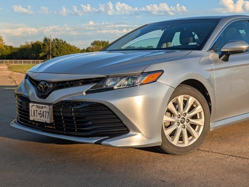 Silver 2018 Toyota Camry SE