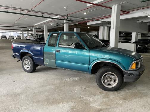 1996 Chevrolet S-10 LS Extended Cab