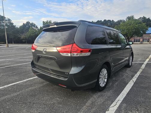 2011 Toyota Sienna XLE
