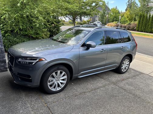 2016 Volvo XC90 T6 Momentum