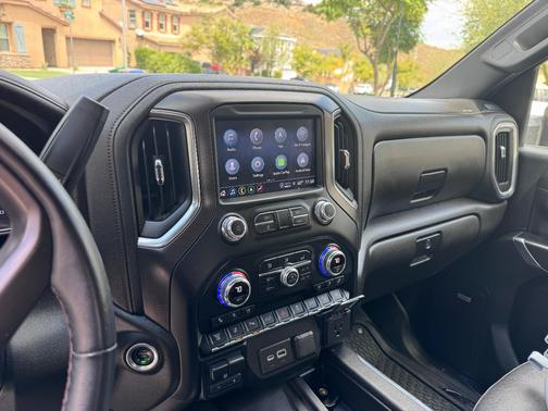 White 2022 GMC Sierra 2500 AT4