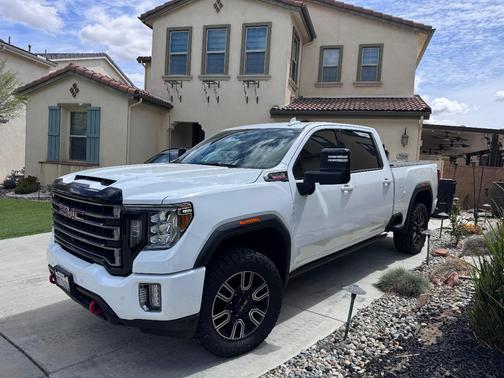 White 2022 GMC Sierra 2500 AT4