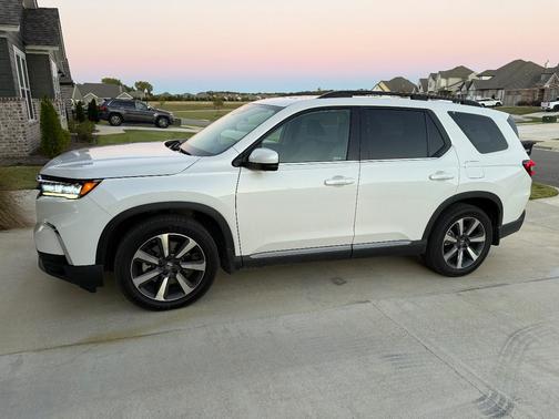 White 2023 Honda Pilot Elite