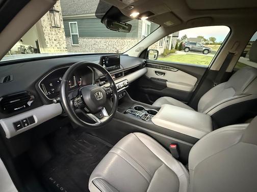 White 2023 Honda Pilot Elite