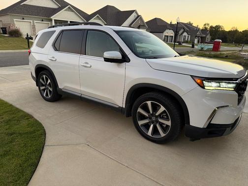 White 2023 Honda Pilot Elite