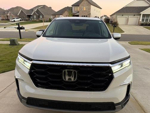 White 2023 Honda Pilot Elite
