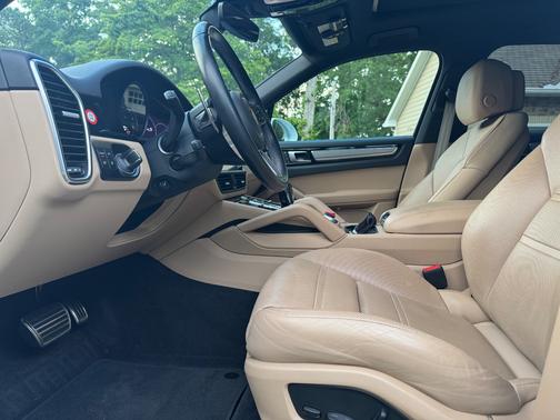 White 2023 Porsche Cayenne Cayenne S Platinum Edition