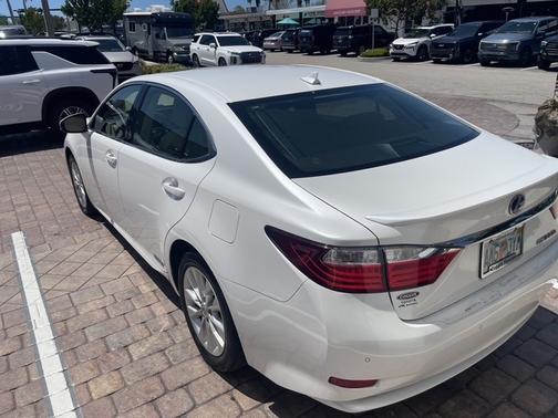 White 2014 Lexus ES 300h Base