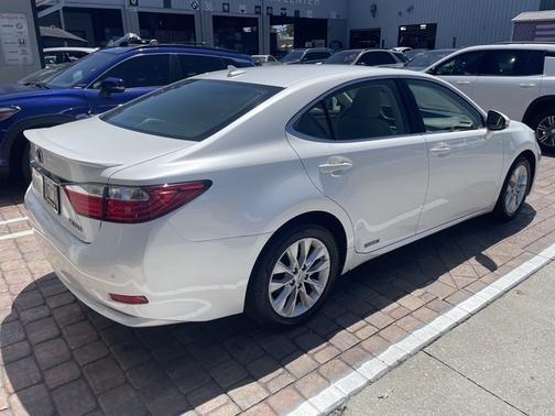 White 2014 Lexus ES 300h Base