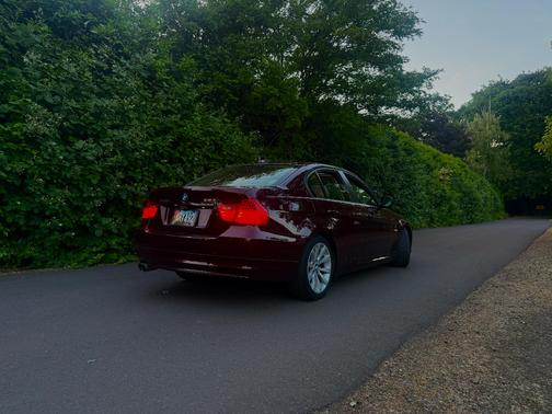 Red 2009 BMW 328 i