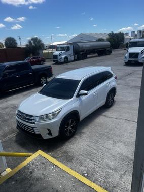 White 2018 Toyota Highlander LE I4