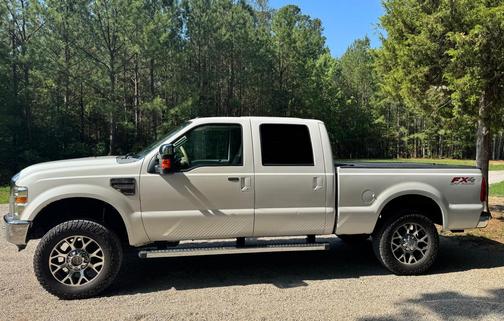 White 2010 Ford F-250 Lariat Super Duty Crew Cab