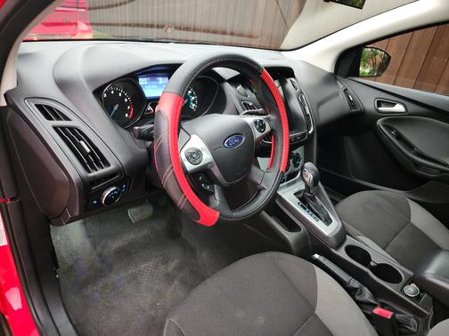 Red 2014 Ford Focus SE