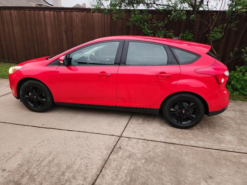 Red 2014 Ford Focus SE
