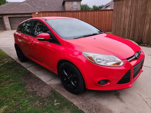 Red 2014 Ford Focus SE