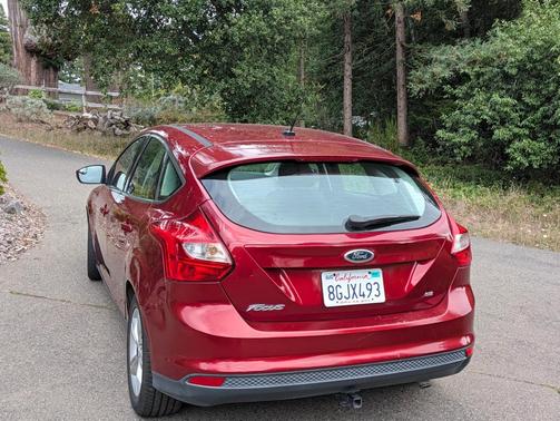 Red 2014 Ford Focus SE