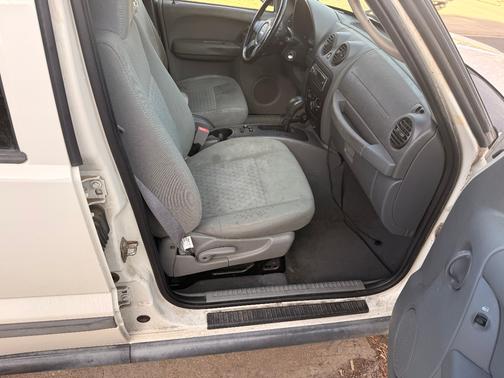 White 2007 Jeep Liberty Sport