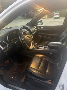 White 2017 Jeep Grand Cherokee Overland