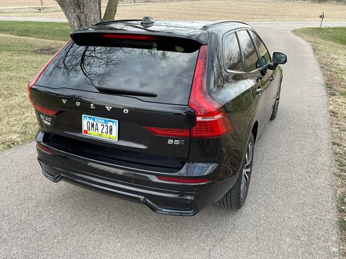 2023 Volvo XC60 B5 Plus Dark Theme