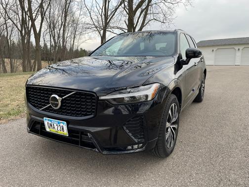 2023 Volvo XC60 B5 Plus Dark Theme