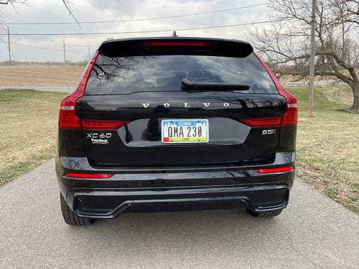 2023 Volvo XC60 B5 Plus Dark Theme