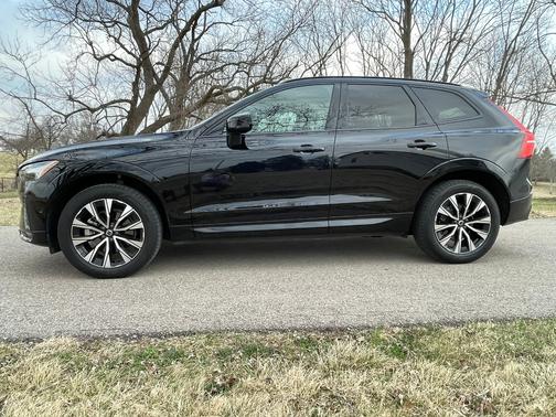 2023 Volvo XC60 B5 Plus Dark Theme