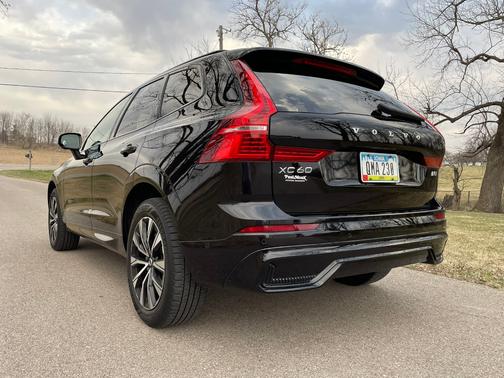 2023 Volvo XC60 B5 Plus Dark Theme