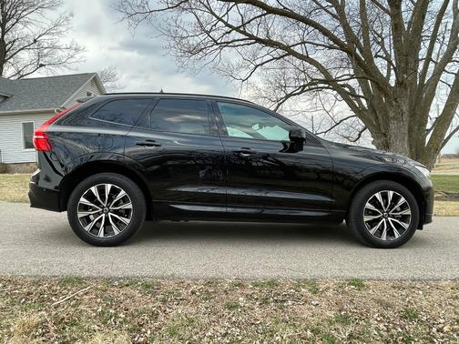 2023 Volvo XC60 B5 Plus Dark Theme