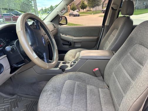 Brown 2004 Ford Explorer XLS