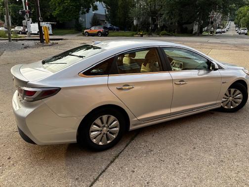 2016 Hyundai SONATA Hybrid SE