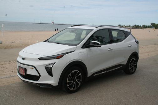 White 2022 Chevrolet Bolt EUV Premier