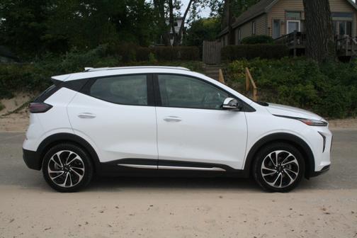 White 2022 Chevrolet Bolt EUV Premier