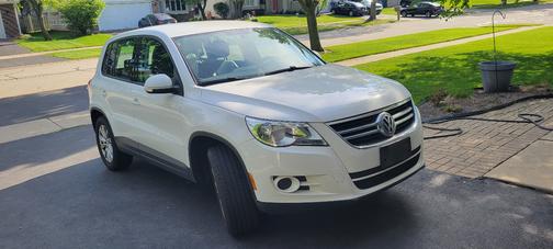 White 2009 Volkswagen Tiguan SE