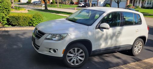 White 2009 Volkswagen Tiguan SE