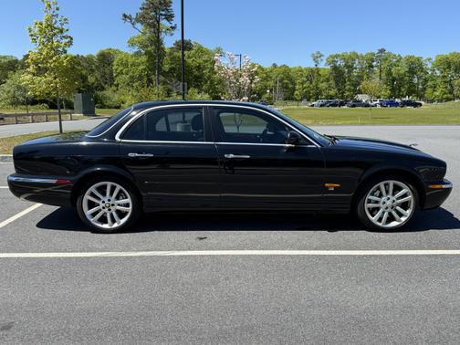 2004 Jaguar XJR Base