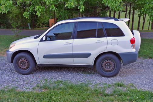 White 2001 Toyota RAV4 Base