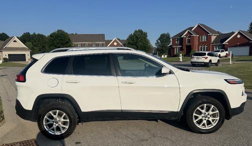 White 2017 Jeep Cherokee Latitude