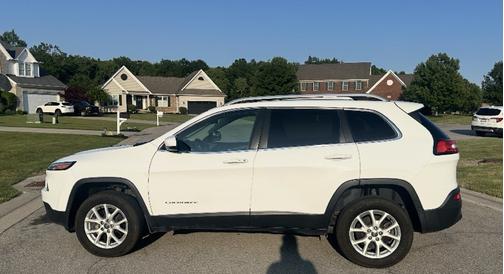 White 2017 Jeep Cherokee Latitude