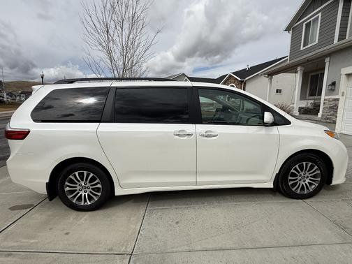 2020 Toyota Sienna XLE Premium