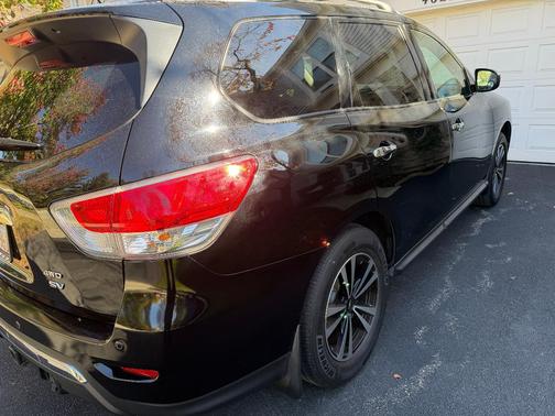 Black 2013 Nissan Pathfinder SV