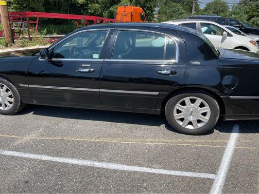 Photo 2 of 4 of 2011 Lincoln Town Car Signature Limited