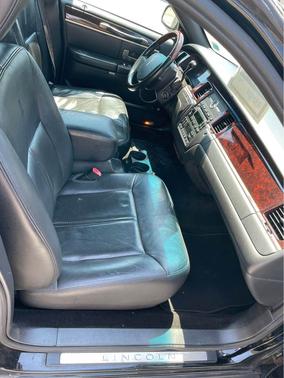 Photo 3 of 4 of 2011 Lincoln Town Car Signature Limited