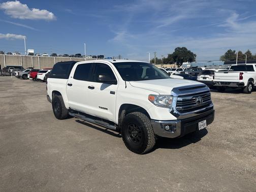 White 2017 Toyota Tundra SR5