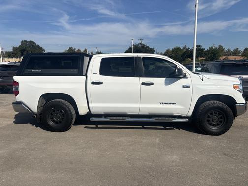 White 2017 Toyota Tundra SR5