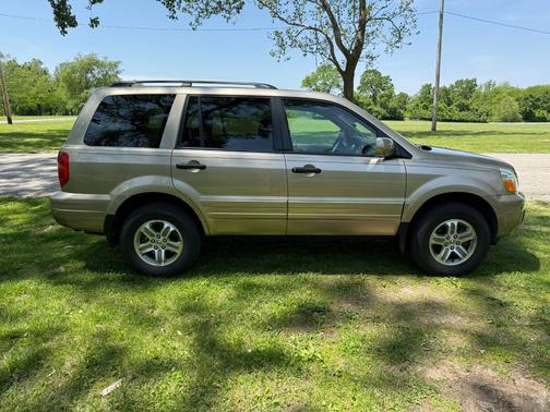 Gold 2005 Honda Pilot EX