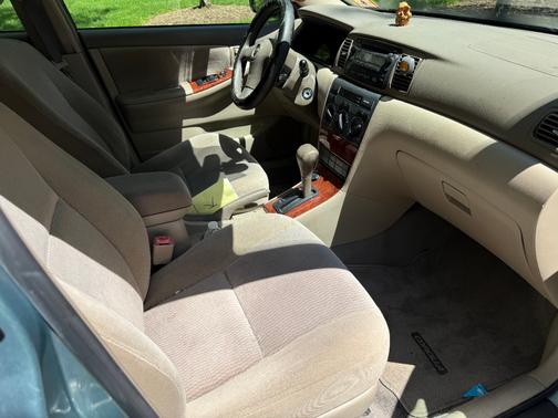 Green 2005 Toyota Corolla LE
