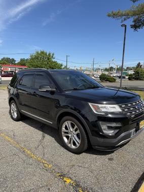 Black 2017 Ford Explorer XLT