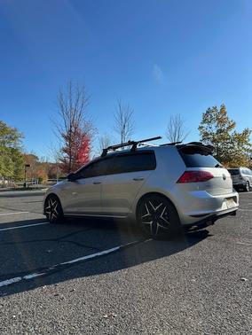 2017 Volkswagen Golf GTI SE 4-Door