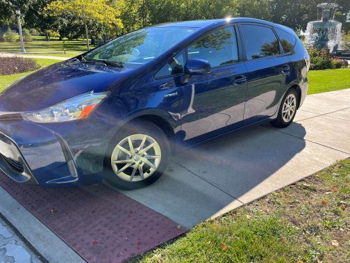 2017 Toyota Prius v Five