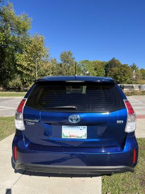 2017 Toyota Prius v Five